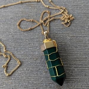 Dark green gold wired pendant necklace